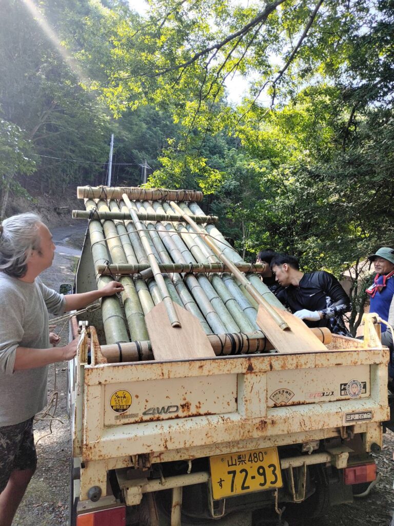 イカダを軽トラに積む