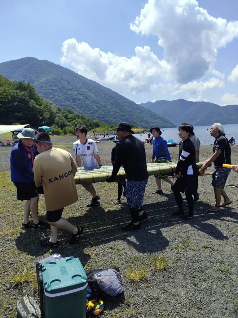 イカダを本栖湖まで運ぶ