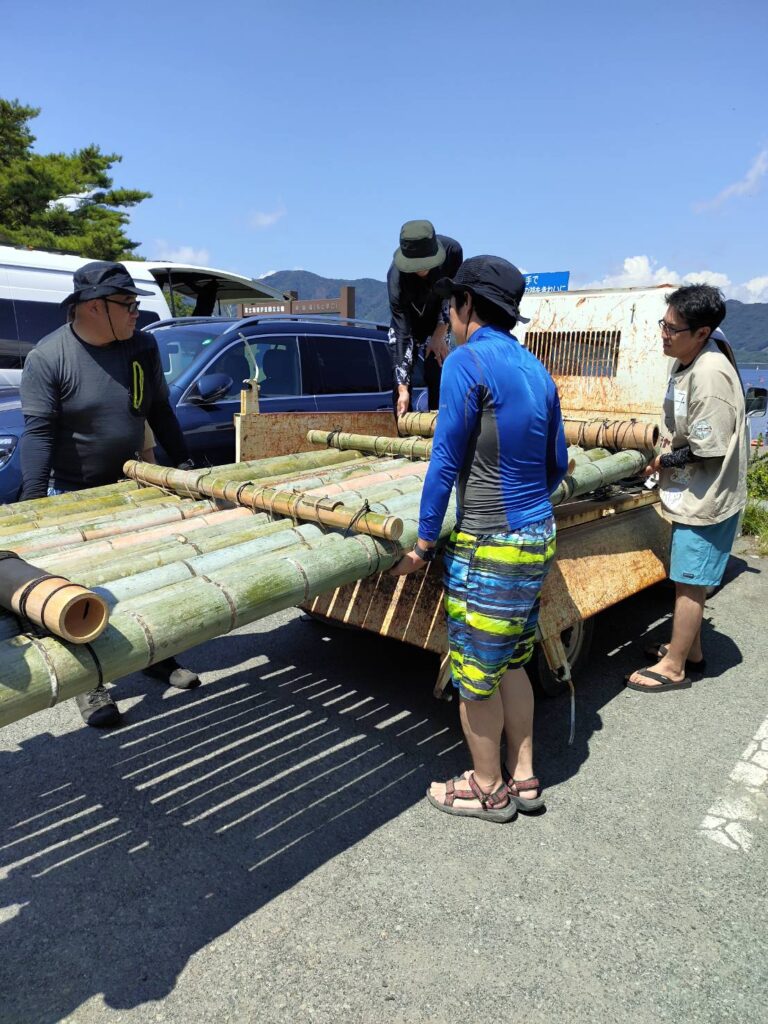 イカダを軽トラから降ろす-2