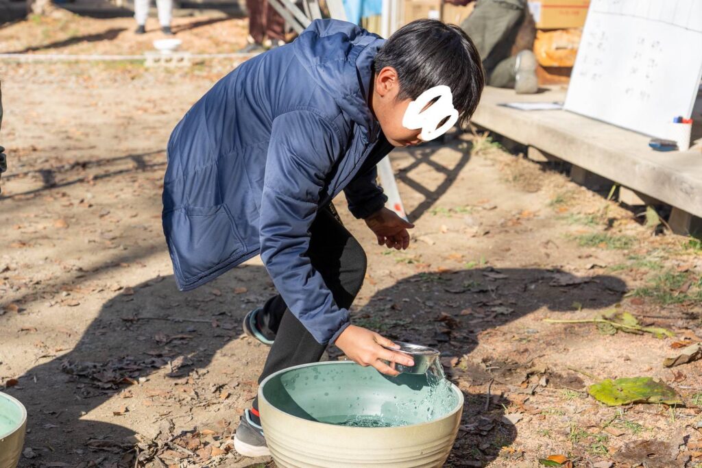 シェラカップ水運び